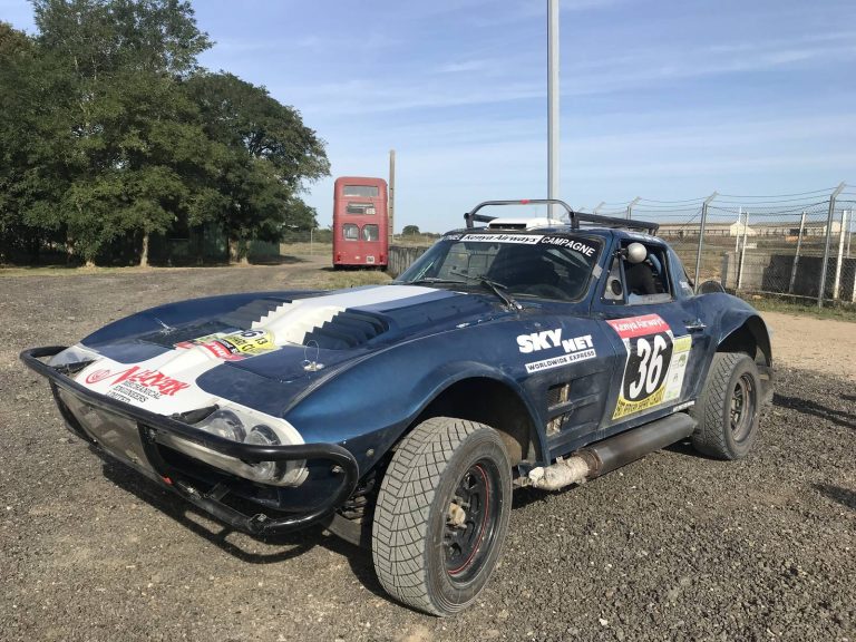 Chevrolet Corvette Grand Sport C2 bleue préparée pour le rallye-raid africain, photographie 11 sur 17