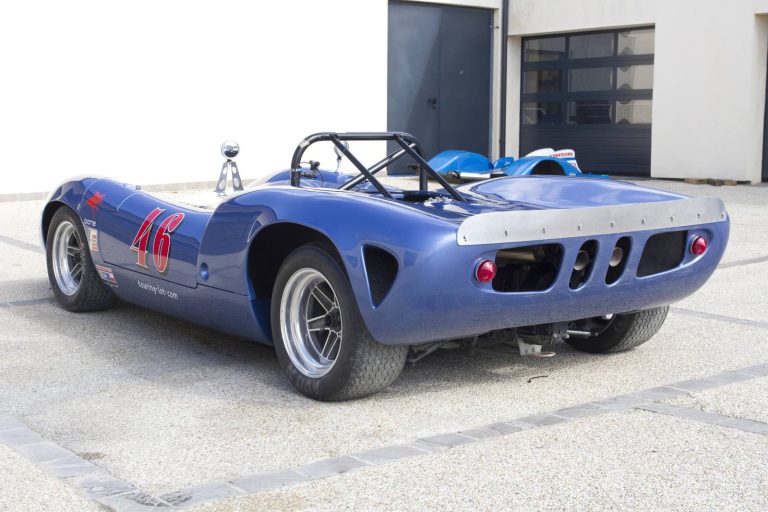 Lola T70 Mark II bleue, sport-prototype de 1966, photographie 9 sur 17