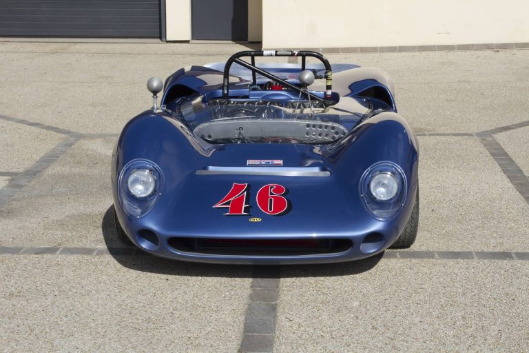 Lola T70 Mark II bleue, sport-prototype de 1966, photographie 2 sur 17