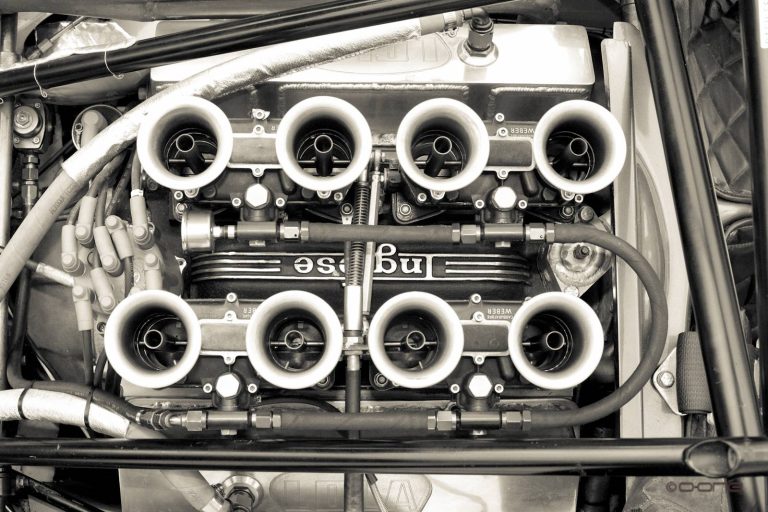 Lola T70 Mark II bleue, sport-prototype de 1966, photographie 15 sur 17