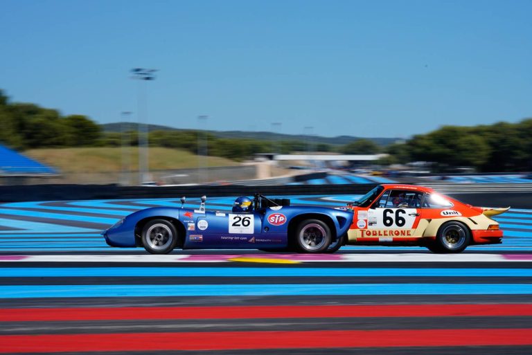 Lola T70 Mark II bleue, sport-prototype de 1966