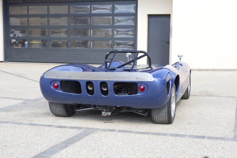 Lola T70 Mark II bleue, sport-prototype de 1966, photographie 10 sur 17