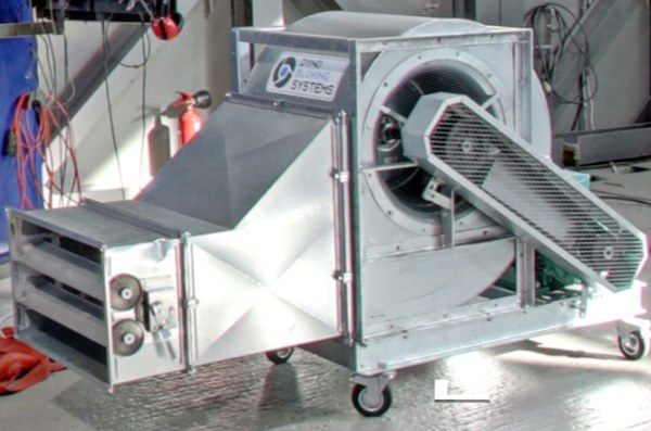 Ventilateur centrifuge mobile à volets orientables, utilisé pour refroidir une voiture pendant un essai au banc de puissance